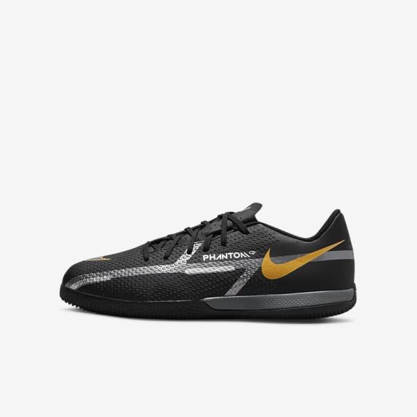 Nike Jr. Phantom GT2 Academy IC Older Indoor Court Dječje Tenisice Za Nogomet Crne Metalne Zlatne Tamno Sive Metalne Tamno Sive | NK041YSZ